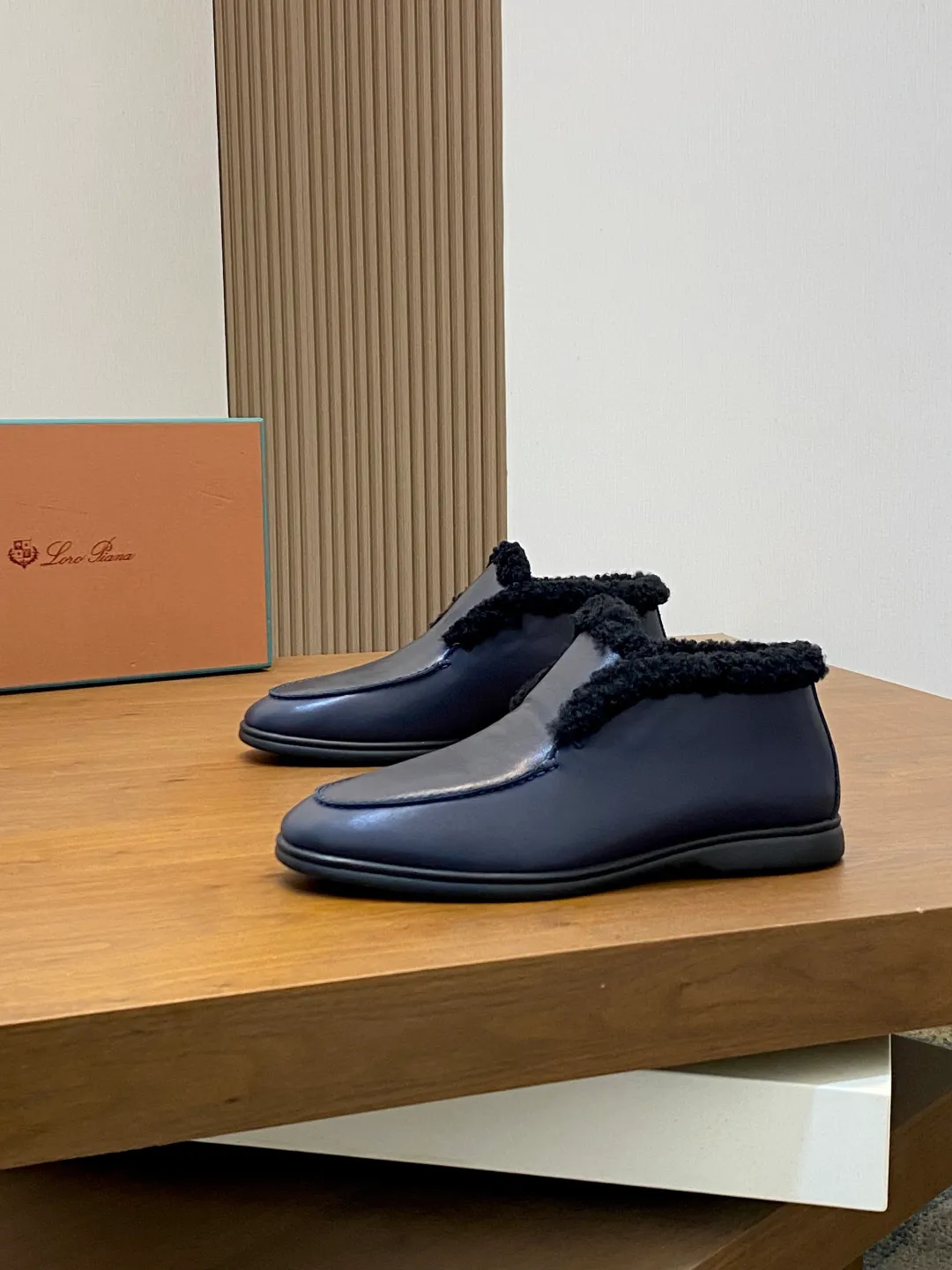 Men's Men's Shoes💰860 LoroPiana/nuoyoupiana men's new autumn and winter wool shoes, Dongguan-made raw materials are in great demand! This casual shoe is made of imported calfskin, with a full wool lining and insole for an extraordinarily comfortable and warm wearing experience. The ultra-light two-color rubber sole creates a charming modern aesthetic. There is an LP logo on the bottom. The style is simple and fashionable, and the upper foot is comfortable, warm and breathable! Comes complete with original box packaging! Size: 39-40-41-42-43-44 standard leather shoe size (45/46 can be customized but does not support returns)